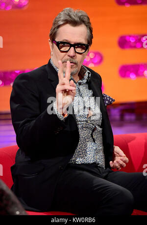 De 0001 SOUS EMBARGO VENDREDI 29 DÉCEMBRE Gary Oldman apparaissant sur le Graham Norton Show filmé au London Studios, Londres d'être diffusées sur le Nouvel An. Banque D'Images