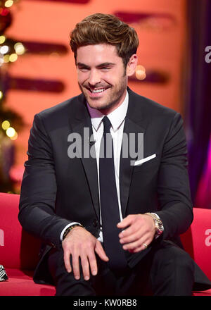 De 0001 SOUS EMBARGO VENDREDI 29 DÉCEMBRE Zac Efron apparaissant sur le Graham Norton Show filmé au London Studios, Londres d'être diffusées sur le Nouvel An. Banque D'Images