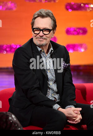 De 0001 SOUS EMBARGO VENDREDI 29 DÉCEMBRE Gary Oldman apparaissant sur le Graham Norton Show filmé au London Studios, Londres d'être diffusées sur le Nouvel An. Banque D'Images