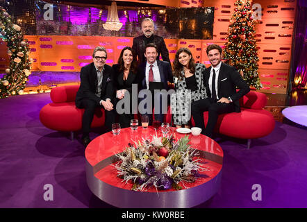 De 0001 SOUS EMBARGO VENDREDI 29 DÉCEMBRE Graham Norton de l'hôte (debout) avec (de gauche à droite, assis) Gary Oldman, Suranne Jones, Hugh Jackman, Zendaya et Zac Efron apparaissant sur le Graham Norton Show filmé au London Studios, Londres d'être diffusées sur le Nouvel An. Banque D'Images