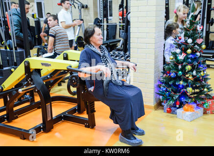 Stanitsa Poltavskaya, Russie - le 26 décembre 2016 : une femme âgée s'est engagé dans la salle de sport sur le simulateur. Salle de remise en forme Stan. Salle de sport dans le village Polta Banque D'Images