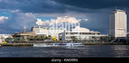 Nuages sur Southbank London avec la Tamise, Shell Centre Tower, Royal Festival Hall, Queen Elizabeth Hall & Waterloo Bridge. London, UK Banque D'Images