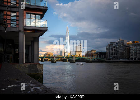 Sur la Tamise, le Shard, Southwark Bridge et Southbank London skyline de Paul's Walk, Thames Path sur la rive nord de la Tamise Banque D'Images