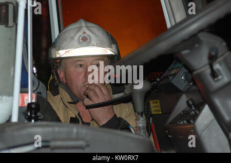 Les appels à la radio, chef des pompiers de pompiers d'obtenir de l'aide à la lutte contre un incendie, Westland, Nouvelle-Zélande Banque D'Images