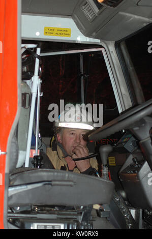 Les appels à la radio, chef des pompiers de pompiers d'obtenir de l'aide à la lutte contre un incendie, Westland, Nouvelle-Zélande Banque D'Images