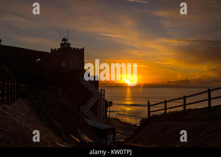 Lever du soleil à l'échelle de Jacob, un ensemble d'étapes jusqu'à la plage ouest atSidmouth, Devon, Angleterre, Royaume-Uni. Banque D'Images