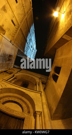 La tour Ghirlandina éclairées dans la nuit, Modena, Italie Banque D'Images