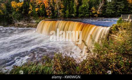 Michigan pittoresque cascade d'automne Panorama. La région de Tahquamenon Falls dans le nord de la péninsule du Michigan à l'automne Tahquamenon State Park. Banque D'Images