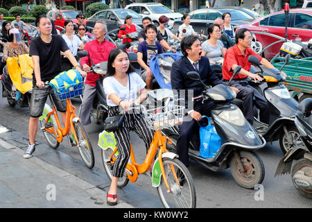 Des vélos de ville et des scooters, Guilin, Guangxi Province, China Banque D'Images