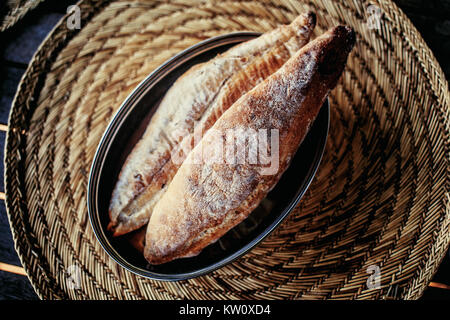 Deux morceaux de pain frais. Banque D'Images