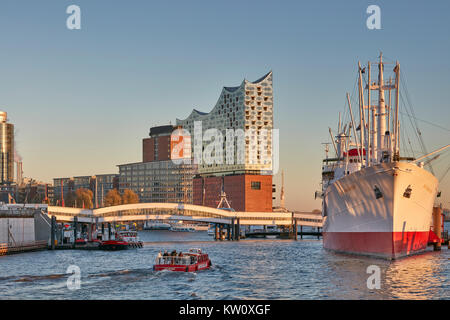 Salle de Concert Elbphilharmonie et cargo historique Cap San Diego à l'Elbe dans le port d'Hambourg, Allemagne Banque D'Images