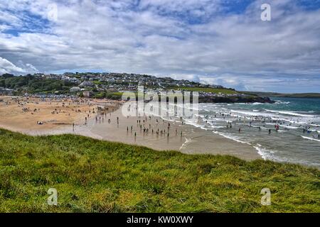Leçon de surf à nouveau la plage de Polzeath, Cornwall, Angleterre, Royaume-Uni, le bodyboard, l'été. Banque D'Images