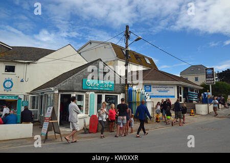 Boutiques sur Surfside, nouveau Polzeath, Cornwall, England, UK. L'été. Commerces à côté de la plage. Banque D'Images