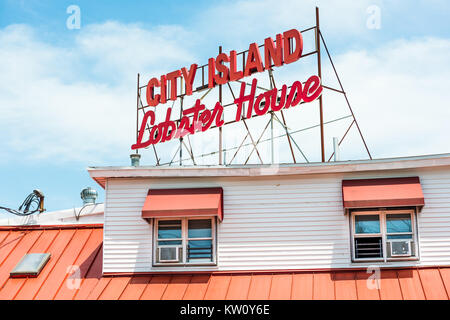 Bronx, USA - 11 juin 2017 : Restaurant sign in City île appelée Lobster House sur le bord de l'eau pendant la journée Banque D'Images