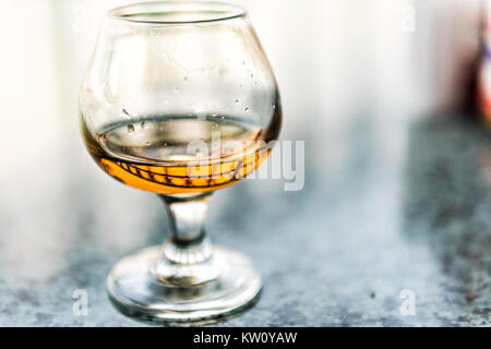 Gros plan macro d'amaretto, rhum, bourbon ou boire dans le verre Banque D'Images