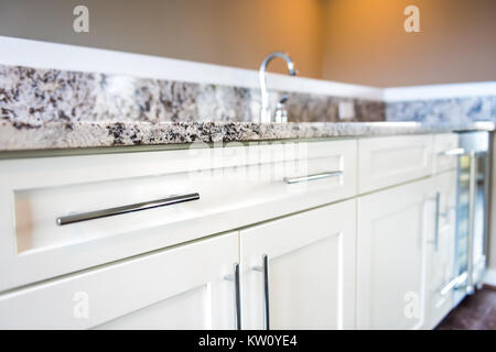 Wet bar moderne et propre avec comptoir en granit, des armoires en robinet model House, maison ou appartement, mini-réfrigérateur Banque D'Images