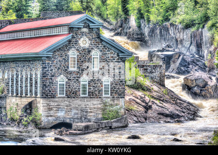 Chicoutimi, Canada - le 3 juin 2017 : La Pulperie de Chicoutimi, Musée régional de pâte à Saguenay, Québec avec rivière et l'eau qui coule en été Banque D'Images