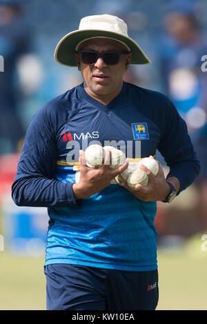 L'entraîneur-chef Sri Lanka Chandika Hathurusingha à marcher avec des balles pendant son premier pratiques avec l'équipe nationale (photo de Sameera Peiris / Pacific Press) Banque D'Images