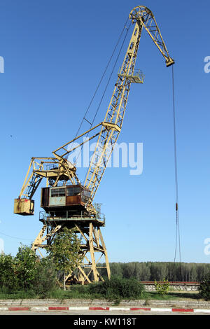 Grue rouillée sur la rive de Danube à Vidin, Bulgarie Banque D'Images