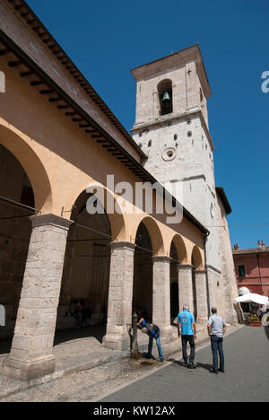 Ancien marché couvert de céréales, connu sous le porche de mesures, à côté de l'église de San Benedetto à Norcia (avant 2016) séisme, Ombrie, Italie Banque D'Images