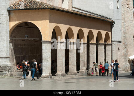 Ancien marché couvert de céréales, connu sous le porche de mesures, à côté de l'église de San Benedetto à Norcia (avant 2016) séisme, Ombrie, Italie Banque D'Images