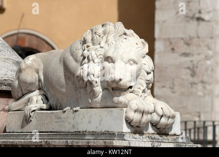 Lion statue en marbre de l'Hôtel de Ville de Norcia (avant 2016) séisme, Ombrie, Italie Banque D'Images