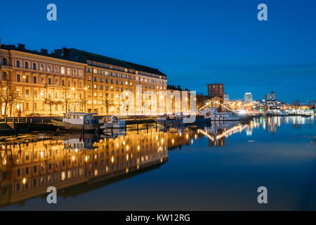 Helsinki, Finlande. Vue du quai avec des bateaux et Pohjoisranta Street dans le Soir Nuit Illuminations. Banque D'Images