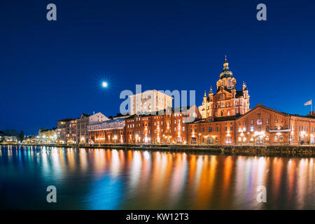 Helsinki, Finlande. Vue sur Kanavaranta Street avec la Cathédrale Uspenski En Soir Nuit Illuminations. Banque D'Images