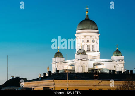 Helsinki, Finlande. Cathédrale luthérienne est célèbre de la nuit de l'éclairage en soirée. Banque D'Images