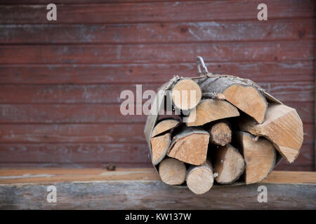 Panier de bois de chauffage sur fond de bois Banque D'Images