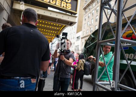 Avant un spectacle de la comédie musicale Hamilton deux jours avant créateur Lin Manuel Miranda son départ de l'émission, le caméraman pour une équipe de nouvelles de télévision prend des images de la foule, New York City, New York, 7 juillet 2016. Banque D'Images