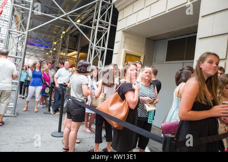 Avant un spectacle de la comédie musicale Hamilton deux jours avant créateur Lin Manuel Miranda son départ de la série, fans s'aligner et d'attendre d'entrer dans la Richard Rodgers theatre, New York City, New York, 7 juillet 2016. Banque D'Images