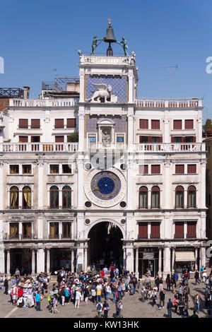 La foule se rassembler devant St Mark's Clocktower, Venise Banque D'Images