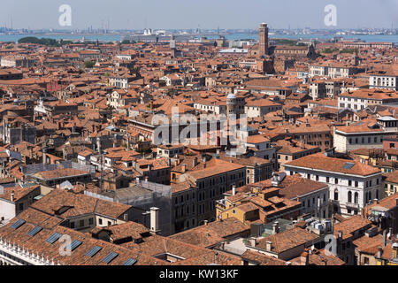 Une vue aérienne de l'église Santa Maria Gloriosa dei Frari et un bateau de croisière dans le lagon, vu de l'hôtel Campanile, Venise Banque D'Images