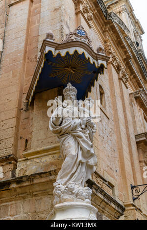 Statue de la Vierge Marie avec l'enfant en dehors de la chapelle Saint Pierre Benidictine, Mdina, Malte. Banque D'Images