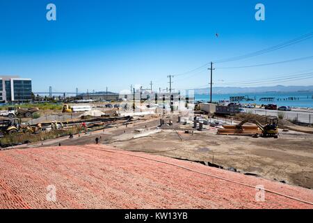 Site de construction près de la baie de San Francisco dans le quartier de Mission Bay, avec des navires et le Bay Bridge visible, San Francisco, Californie, Juin, 2016. Banque D'Images