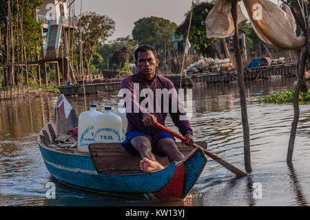 Un pêcheur sur un bateau, le lac Tonle Sap, Cambodge Banque D'Images