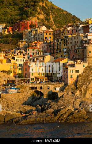 La ville de Manarola, l'Italie est partie de Cinque Terra comme vu au coucher du soleil. Banque D'Images