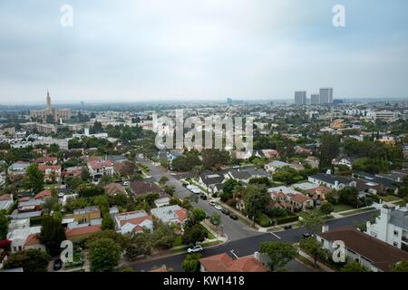Vue aérienne du quartier de Los Angeles Westwood sur un ciel voilé le matin, avec le Los Angeles Temple de l'Église de Jésus-Christ des Saints des Derniers Jours (Mormons) visible, Los Angeles, Californie, 2016. Banque D'Images