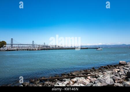 Le port de South Beach et du San Francisco Bay Bridge vu de l'autre côté de la baie de San Francisco sur une journée ensoleillée, San Francisco, Californie, 2016. Banque D'Images