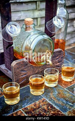 L'alcool,le goût et verre concept-lunettes avec cylindre en verre de whisky, la vieille table en pierre et sur fond de bois. Banque D'Images