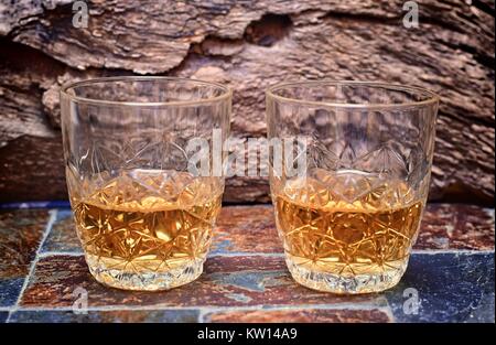 Boire de l'alcool,le goût et concep-deux verres de whisky sur un vieux fond de pierre. Banque D'Images