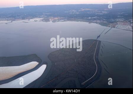 Vue aérienne de la Silicon Valley, au crépuscule, y compris le pont de Dumbarton sur la baie de San Francisco, et des parties de la ville de Palo Alto, Californie, juillet 2016. Banque D'Images