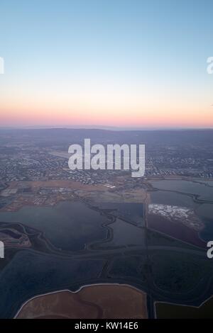 Vue aérienne de la Silicon Valley à la tombée du jour, y compris les étangs salés sur la baie de San Francisco et les villes de Santa Clara et San Jose, avec Lévi Stadium visible, Californie, juillet 2016. Banque D'Images