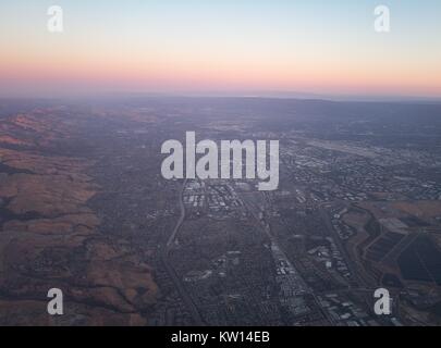 Vue aérienne de la Silicon Valley à la tombée du jour, y compris les villes de Milpitas, Santa Clara et San Jose, à l'Aéroport International Mineta San Jose, Californie, visibles, juillet 2016. Banque D'Images