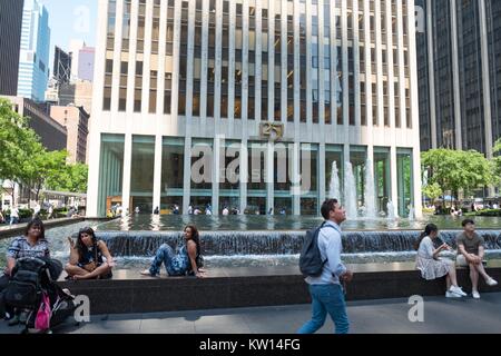 Les touristes se retrouvent au bord d'une fontaine à l'extérieur de la Manhattan siège principal de la banque JP Morgan Chase, Manhattan, New York City, New York, juillet 2016. Banque D'Images