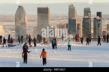 Montréal, CA - 26 décembre 2017 : Les organisateurs du Belvédère Kondiaronk situé au sommet du mont Royal. Le Belvedere est un célèbre Lookout Banque D'Images