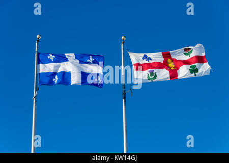 Province de Québec Ville de Montréal et le nouveau drapeau flag plus de ciel bleu Banque D'Images