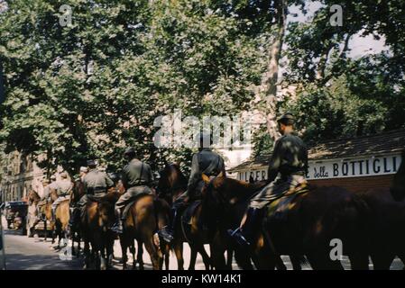 Soldats à cheval sur l'voyager dans une rue de Rome, Italie, 1952. Banque D'Images