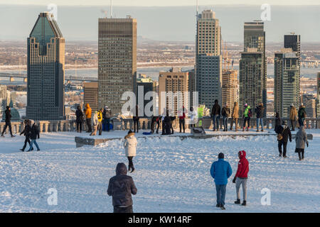 Montréal, CA - 26/12/2017 : Les organisateurs du Belvédère Kondiaronk situé au sommet du mont Royal. Le Belvedere est un célèbre lookout sur Montréal Banque D'Images